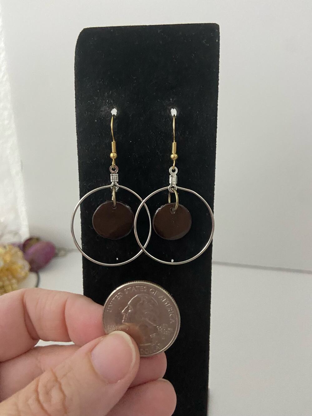 circle earrings with brown shell